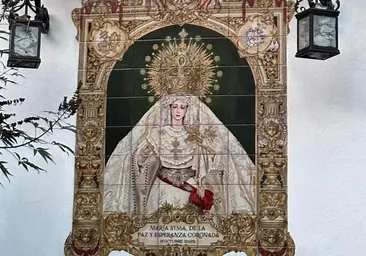 La coronación de la Virgen de la Paz ya tiene azulejo en la plaza de Capuchinas