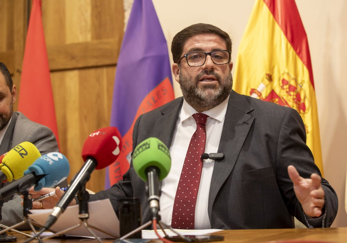 El alcalde de Ávila, Jesús Manuel Sánchez Cabrera, en la presentación del proyecto de ordenanzas fiscales y presupuestos de 2025 el pasado septiembre