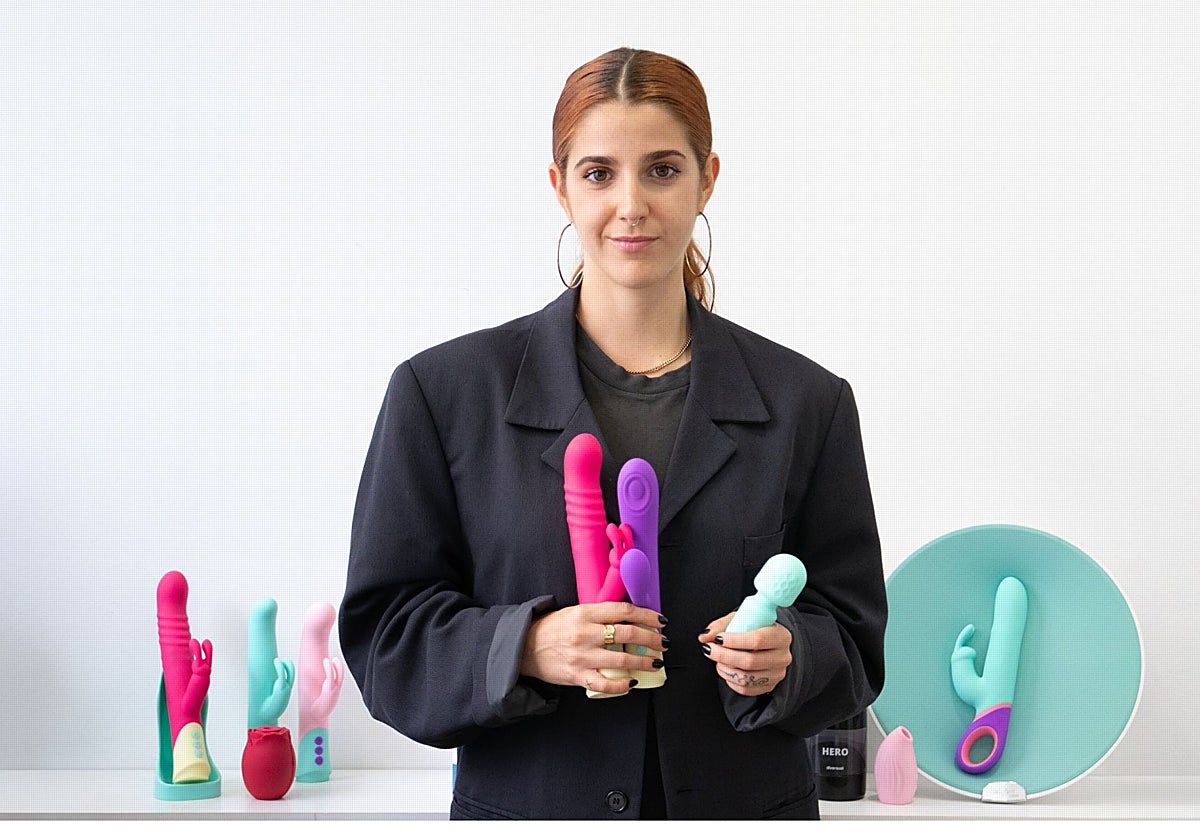 Lucía Jiménez, sexóloga de Diversual, con algunos juguetes eróticos
