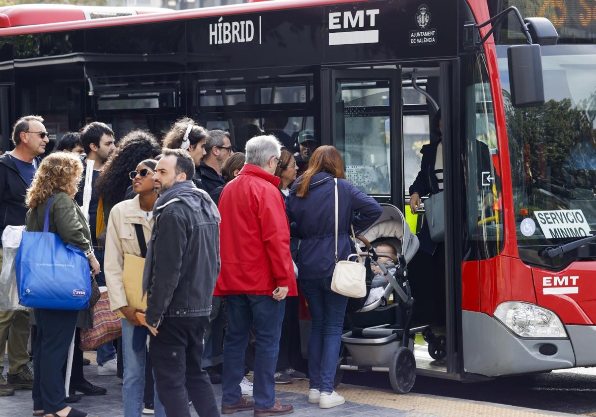 Imagen de ciudadanos subiendo a un autobús de la EMT en Valencia