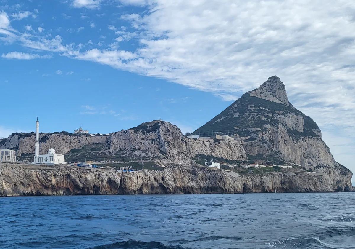 Imagen de Gibraltar con numerosos salideros de aguas residuales sin tratar directamente al mar