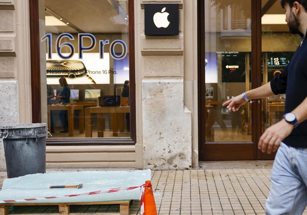 Imagen de la tienda Apple de Valencia tras sufrir un robo por alunizaje