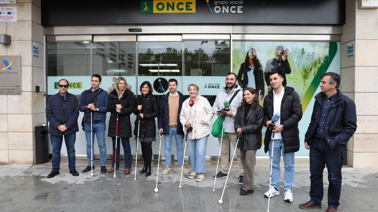 La ONCE pone a ocho periodistas en los zapatos de los discapacitados visuales con una &#039;yincana&#039; de 250 metros en Toledo