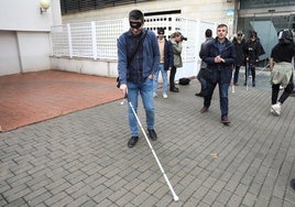 La ONCE pone a ocho periodistas en los zapatos de los discapacitados visuales con una 'yincana' de 250 metros en Toledo