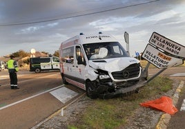 Muere un paciente de diálisis al colisionar una ambulancia con un turismo en Palencia