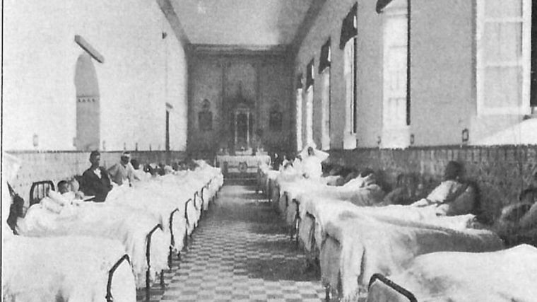 Imagen de varios enfermos en camillas en el antiguo Hospital de Agudos de Córdoba