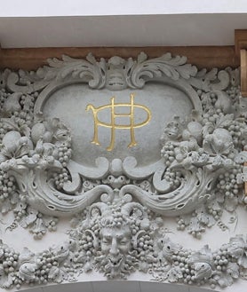 Imagen secundaria 2 - La marquesina de la puerta principal y distintos ornamentos recuperados tras los trabajos de restauración