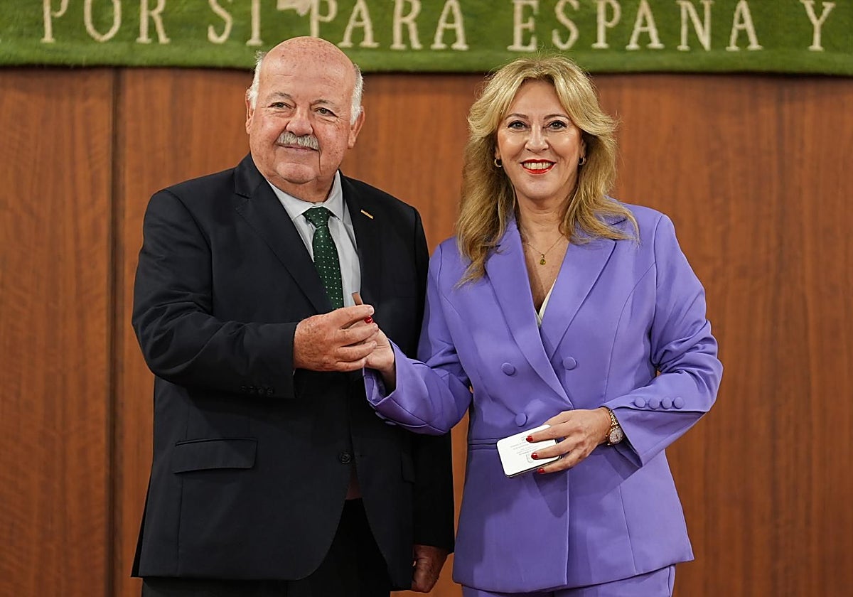 La consejera de Economía y Hacienda, Carolina España, entrega el presupuesto en el Parlamento