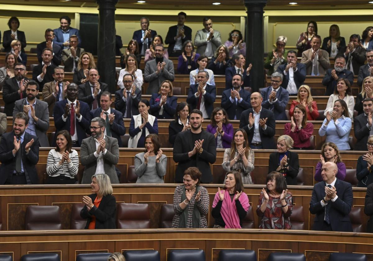 Aplausos en la bancada del PSOE en el Congreso.