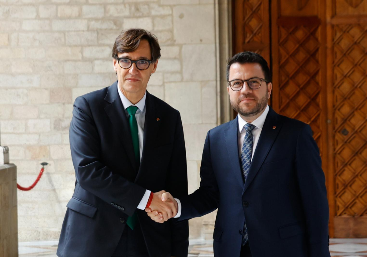 Salvador Illa, presidente de la Generalitat, y Pere Aragonès, antecesor de Illa al frente del Govern, hoy, antes de la reunión