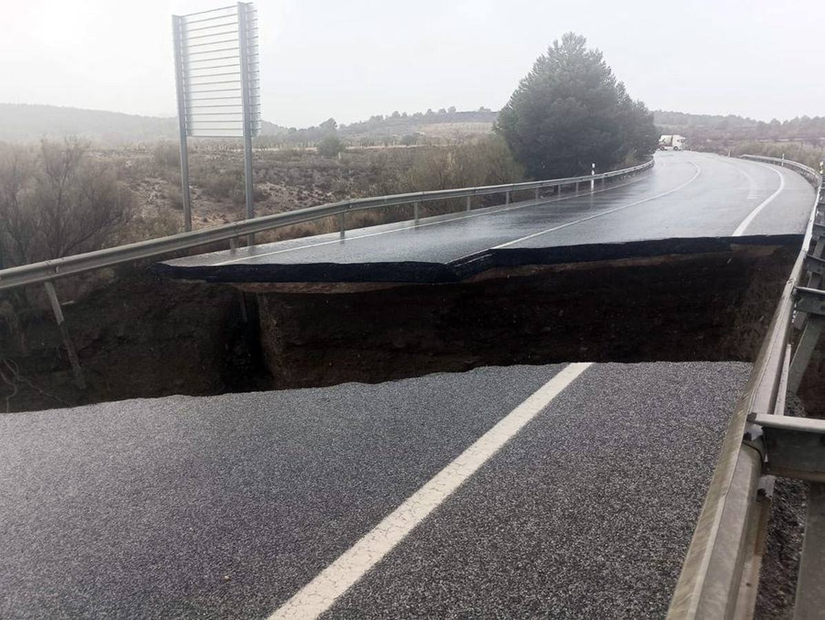 Derrumbe de la calzada  en la A334 de la variante de Serón (Almería)