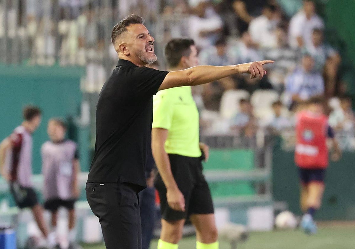 Iván Ania da instrucciones a los suyos desde la banda de El Arcángel