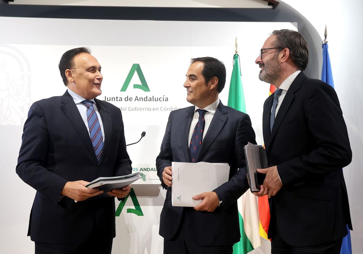 José Carlos Gómez Villamandos, José Antonio Nieto y Adolfo Molina, en la presentación de los presupuestos