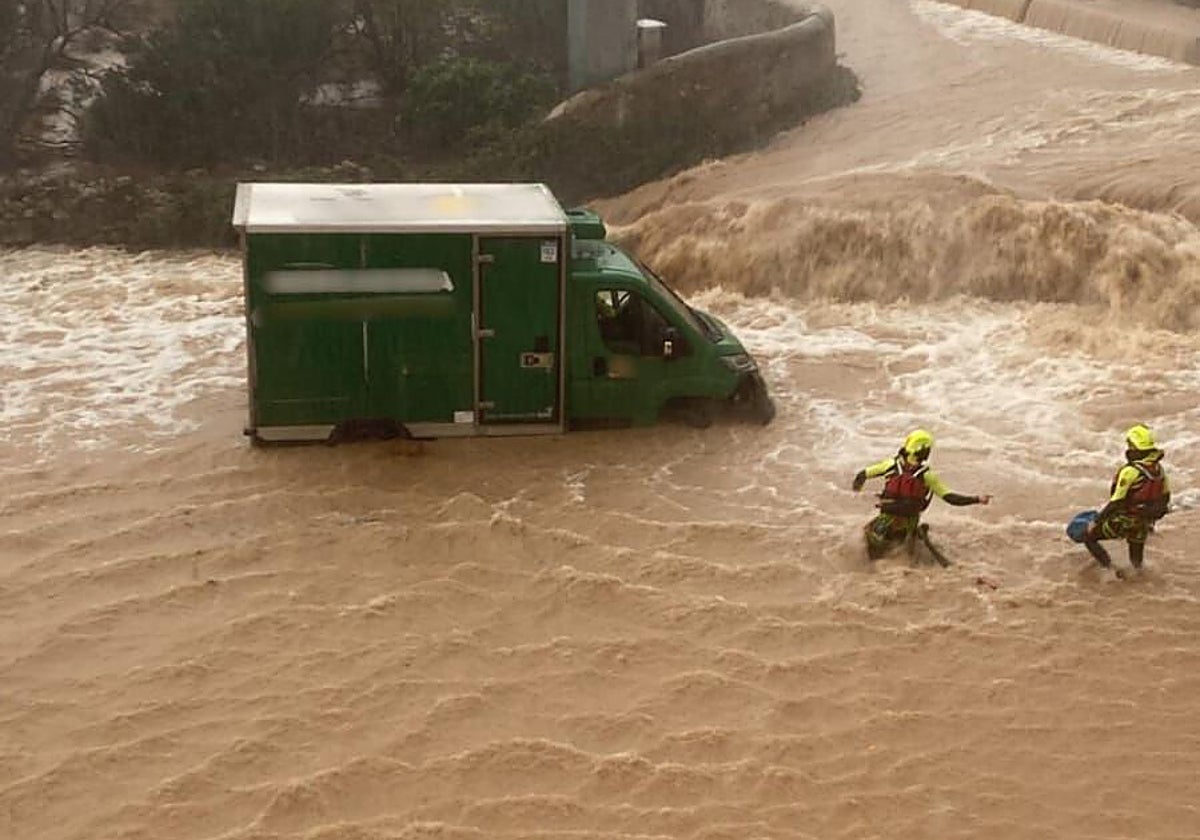 Imagen del rescate del conductor de un camión atrapado por la lluvia en Alzira (Valencia)