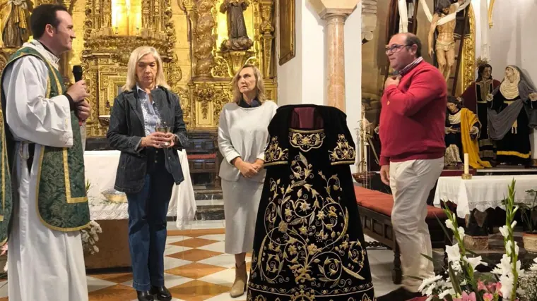 Juan Luis Carnerero, damas camareras y el hermano mayor, durante la bendición de la saya