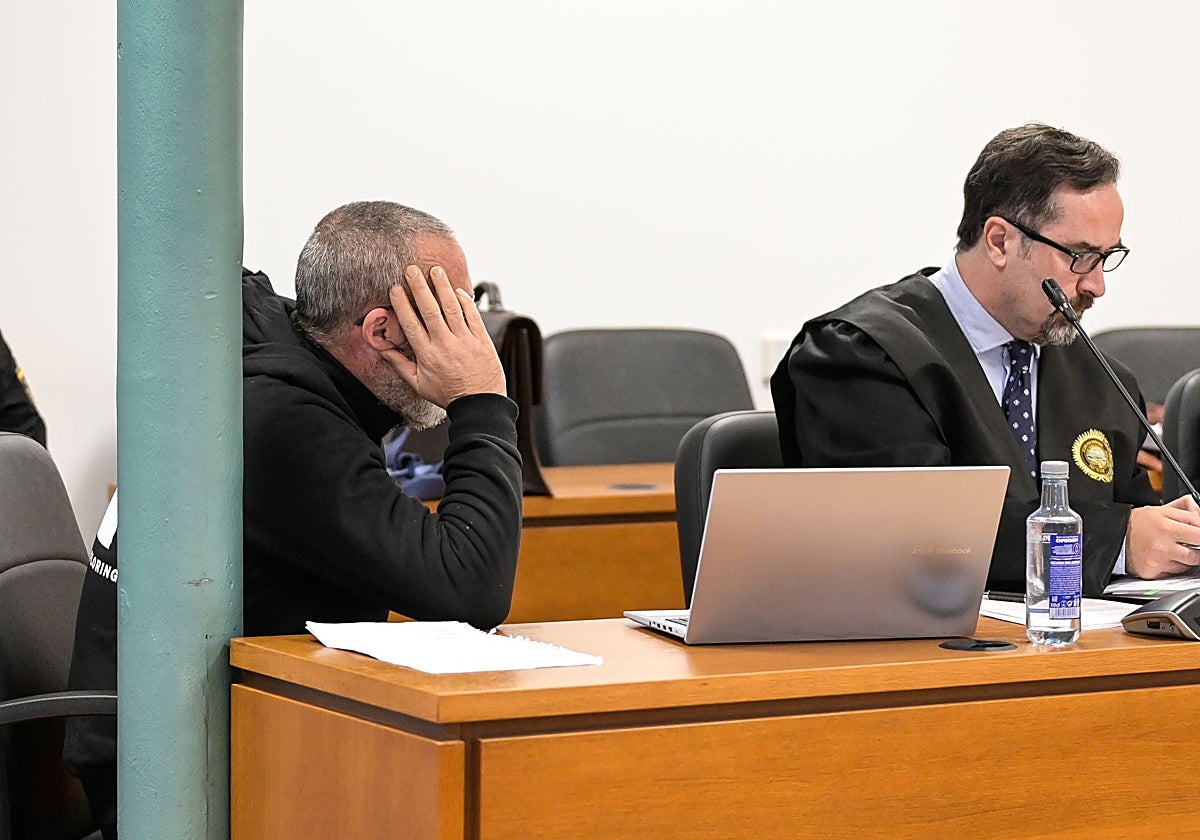 El acusado, ahora declarado culpable (izq.), en el juicio (archivo)