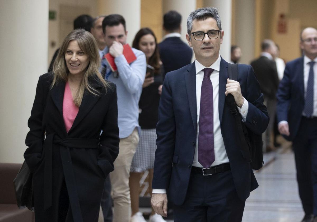 Félix Bolaños junto a Esther de la Mata en los pasillos del Senado