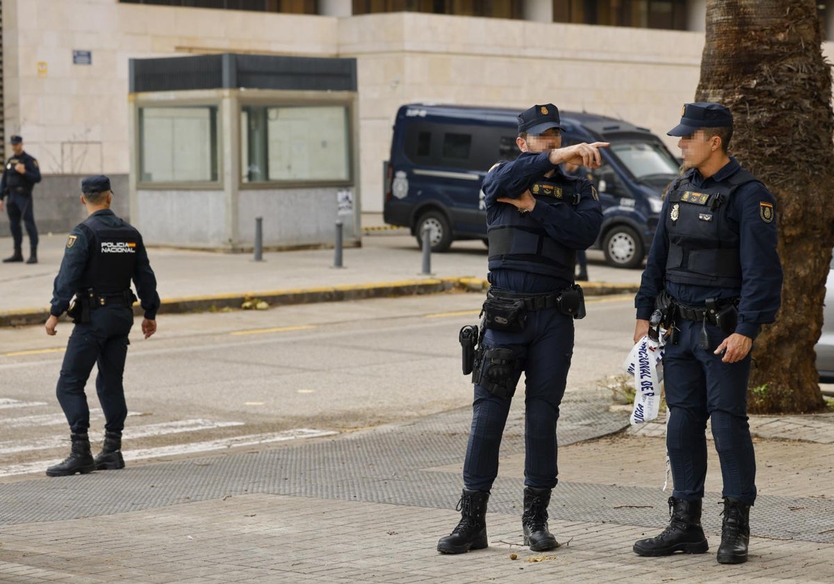 Varios agentes de la Policía Nacional aguardan junto a la Ciudad de la Justicia de Valencia