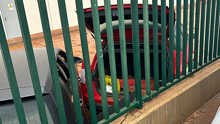 Dos vehículos apilados tras ser arrastrados por la riada de la DANA