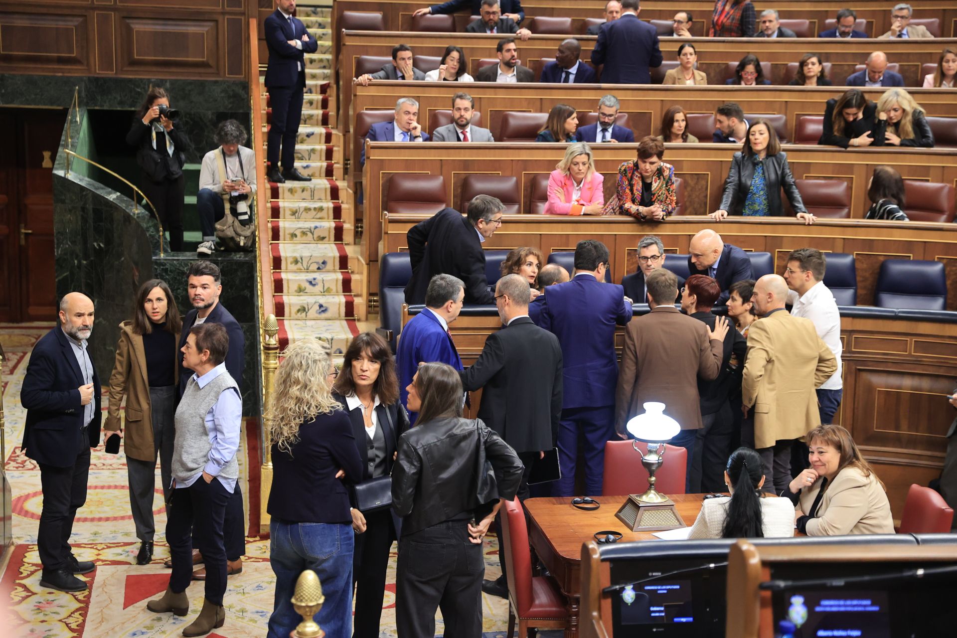 Los diputados esperan en el hemiciclo la decisión de la Junta de Portavoces