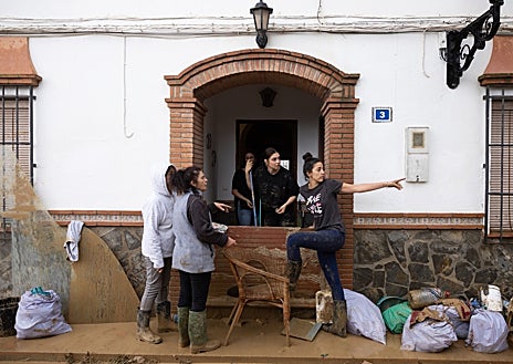 Imagen secundaria 1 - En la barriada de Doña Ana los vecinos están acostumbrados a las inundaciones, tanto que ya hacen muros en las puertas para evitar anegaciones, pero la fuerza del agua lo llena todo de lodo cada siete u ocho años. 