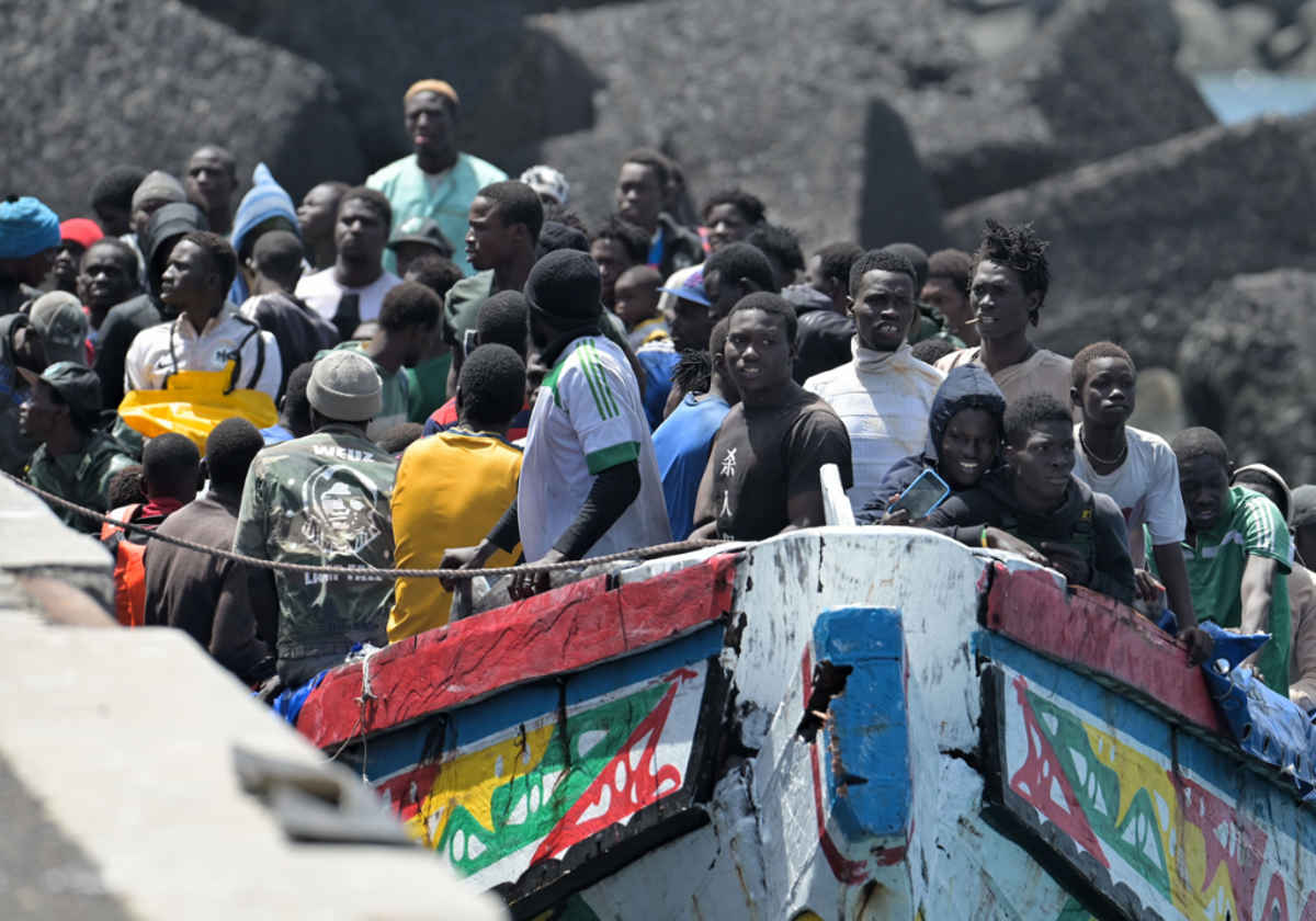 Imagen de los 254 inmigrantes rescatados en agosto por la Guardia Civil Río Guadiato en El Hierro