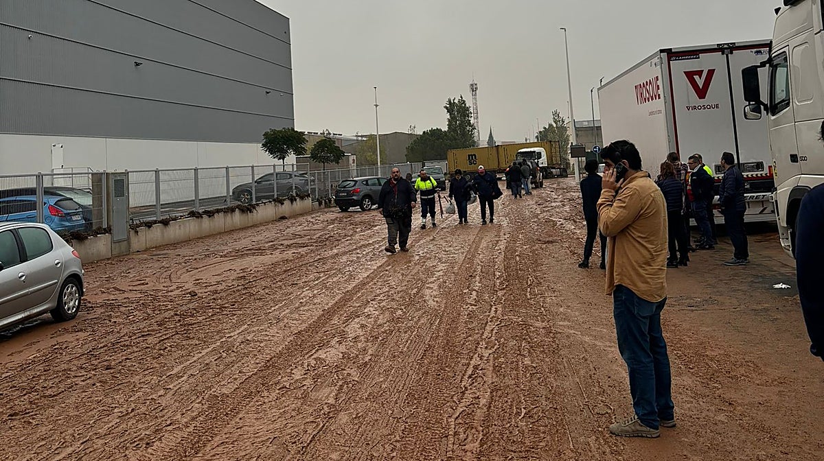 Empleados de la compañía de logística, este jueves en Ribarroja (Valencia)