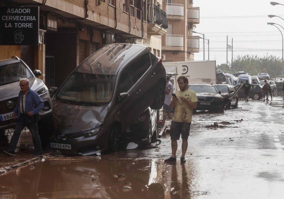 Vecinos y coches afectados en el  barrio valenciano de La Torre