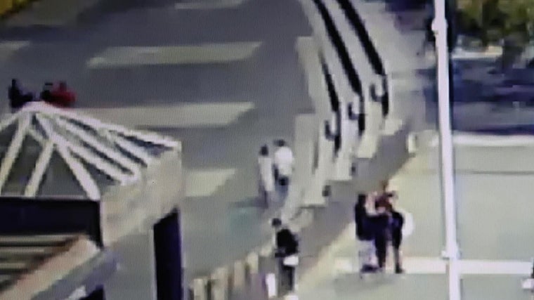Un fotograma del vídeo de la cámara de tráfico que apunta al lugar de la agresión, exhibido en la sesión de este jueves