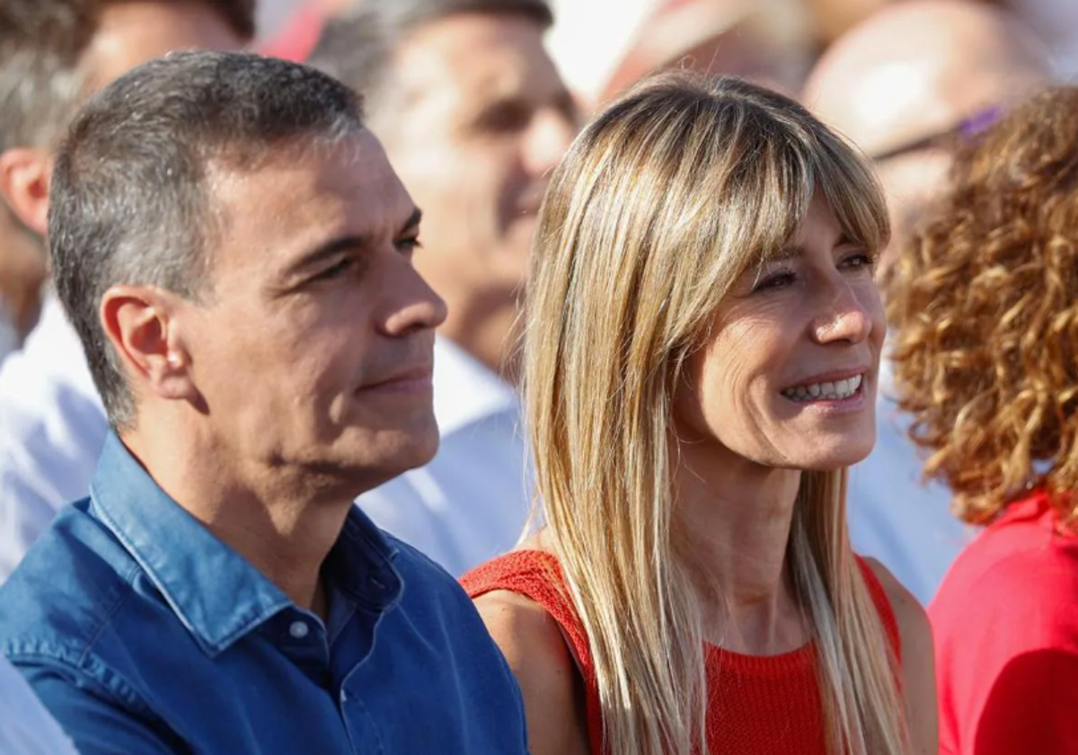 Pedro Sánchez y Begoña Gómez en un mitin