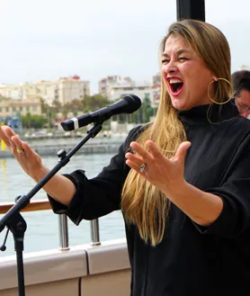 Imagen secundaria 2 - fFuera del barco, el festival ofrece una variada programación que combina música, talleres, espectáculos y conferencias