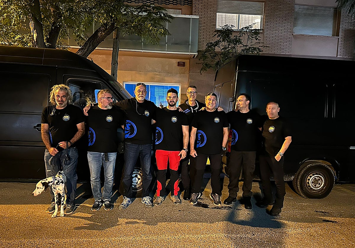 Albert Palacio, y el resto de agentes de Mossos que se encuentran en Paiporta, de forma voluntaria, para ayudar en las tareas de limpieza tras la DANA. En el vídeo, los afectos de la DANA en Paiporta, este jueves