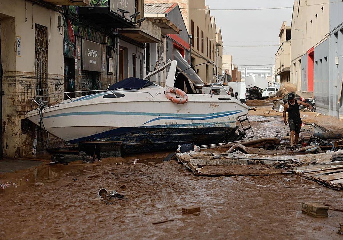 Imagen de la llegada del cuerpo de una de las víctimas a la morgue instalada en la Ciudad de la Justicia de Valencia