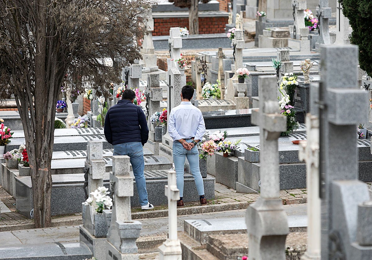 Algunas personas han adelantado la visita a los cementerios de Castilla-La Mancha