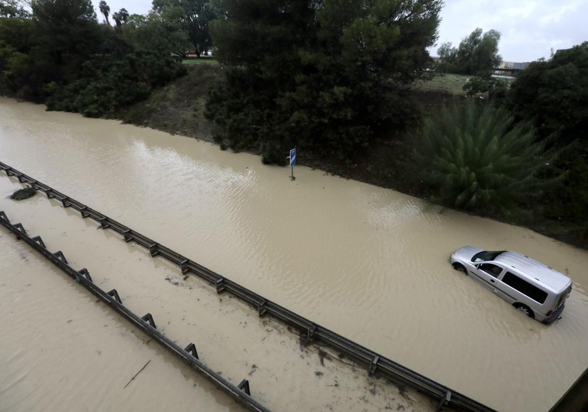 Un vehículo atrapado en Jerez