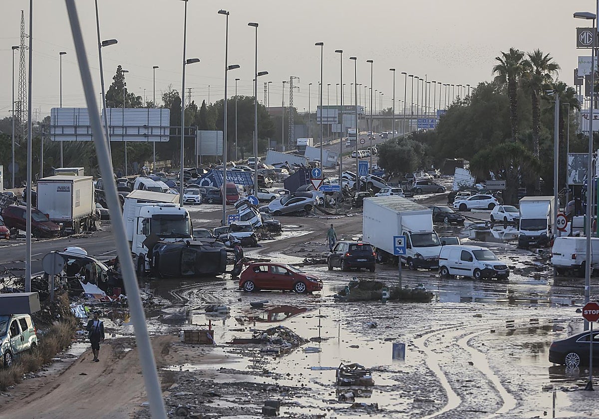 Vehículos arrastrados por la riada de la DANA en Alfafar (Valencia)