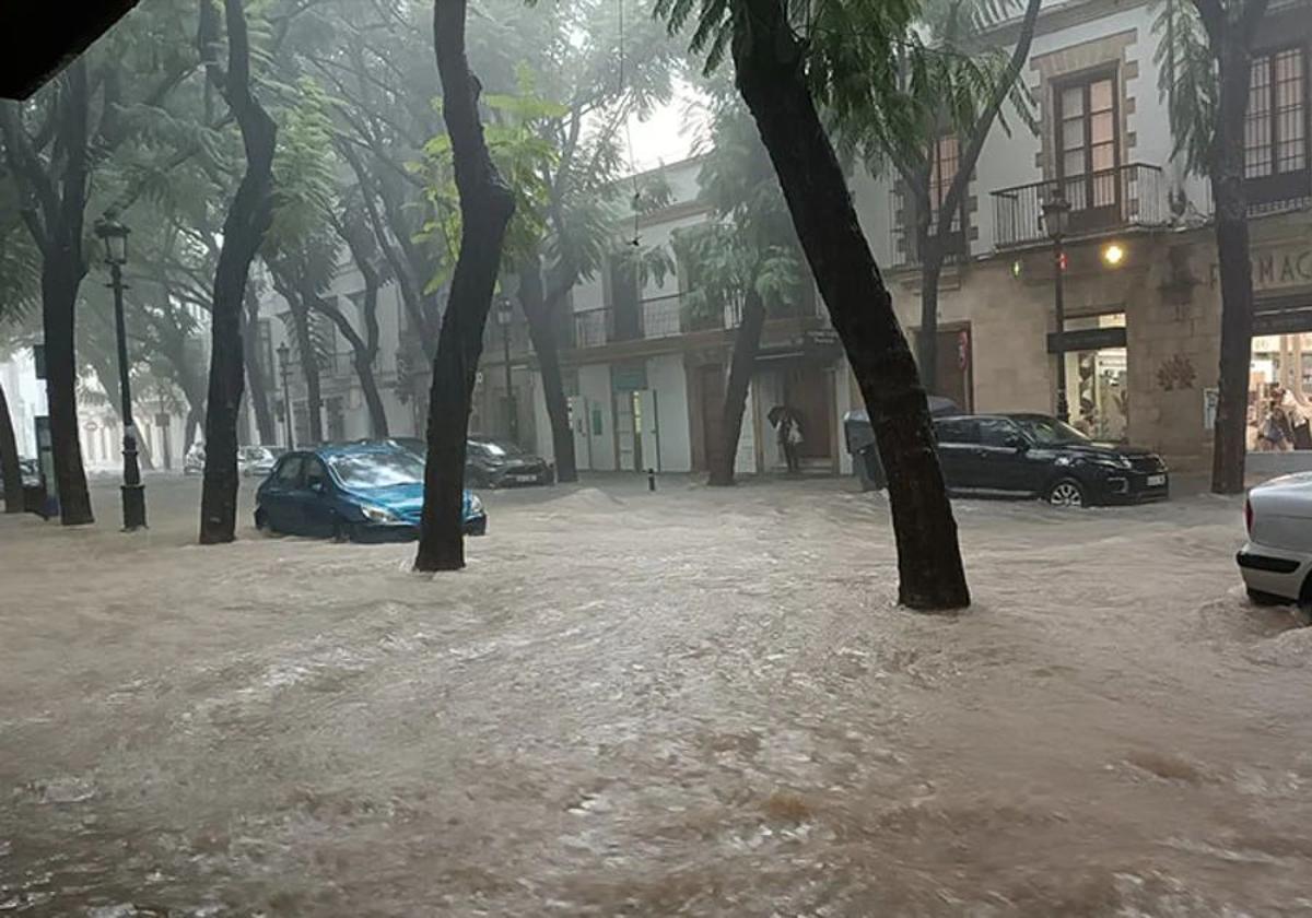 La provincia de Cádiz está siendo una de las más afectadas por la DANA; en la imagen, una calle de Jerez inundada el miércoles