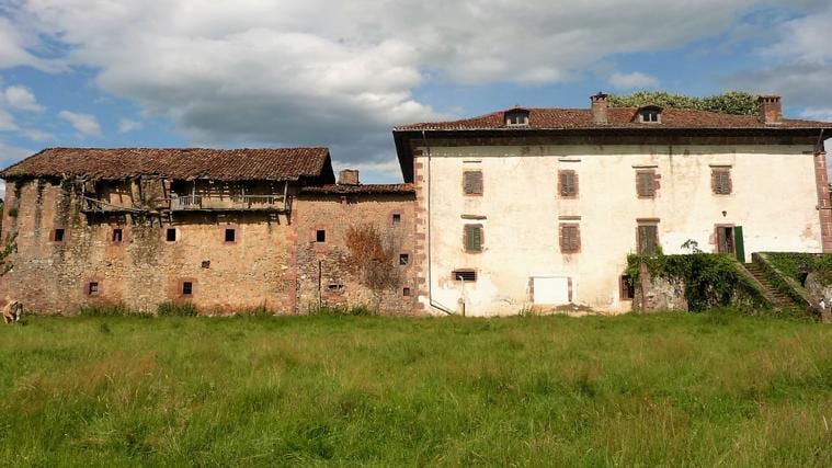 A la venta el palacio de Cabo de Armería y el caserío adosado en Elizondo (Navarra)