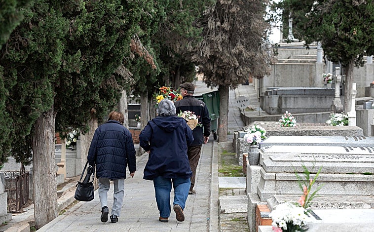 Imagen principal - Los camposantos se han preparado para rendir tributo a los seres queridos y este 1 de noviembre hasta estos lugares se van a acercar miles de personas 