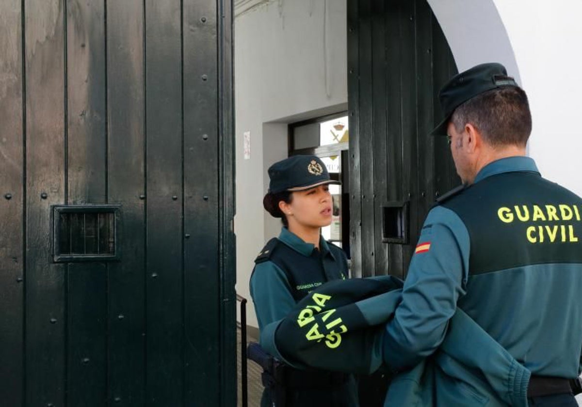 Dos agentes de la Guardia Civil en el Puesto de Palma del Río