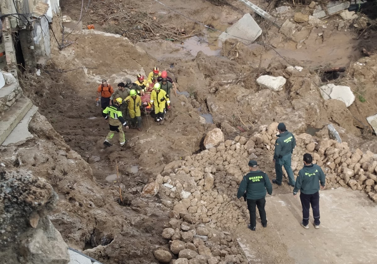 Traslado, este miércoles, de una persona que estaba incomunicada por los efectos de la DANA en Letur