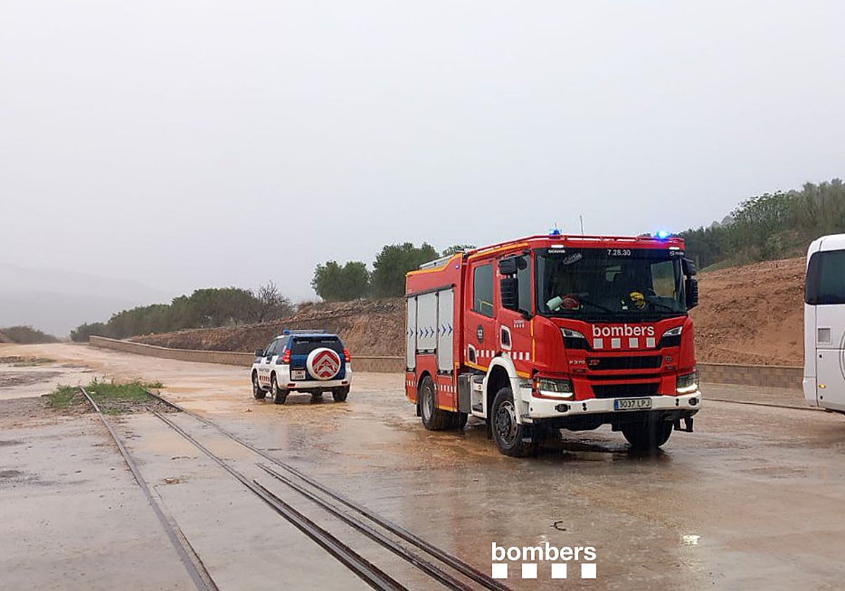 Un camión de bomberos en Móra la Nova, durante su asistencia a un bus escolar
