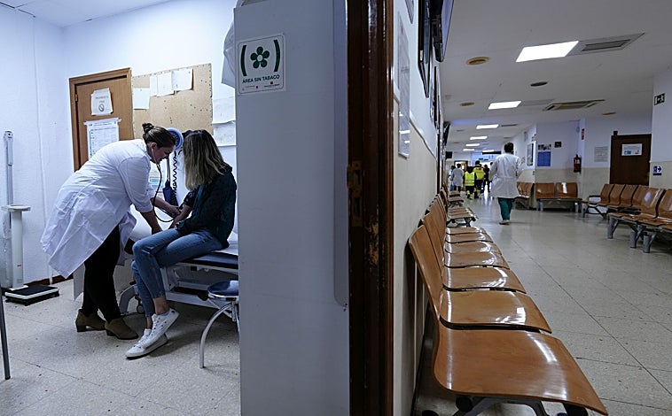 Imagen principal - Arriba, la responsable de Enfermería, Lucía Majuelo, con una paciente. Abajo, izquierda, responsable de administración, Montserrat Lacasa. Dcha, el nuevo médico, Javier Cembellín. 