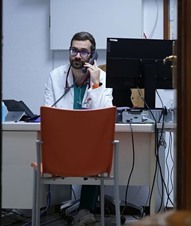 Imagen secundaria 2 - Arriba, la responsable de Enfermería, Lucía Majuelo, con una paciente. Abajo, izquierda, responsable de administración, Montserrat Lacasa. Dcha, el nuevo médico, Javier Cembellín. 