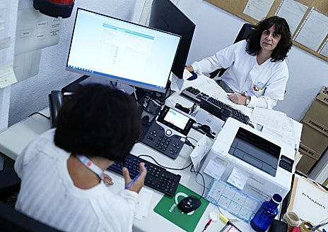 Imagen secundaria 1 - Arriba, la responsable de Enfermería, Lucía Majuelo, con una paciente. Abajo, izquierda, responsable de administración, Montserrat Lacasa. Dcha, el nuevo médico, Javier Cembellín. 