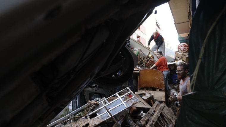 Imagen de vecinos y voluntarios realizando tareas de desescombro en Alfafar (Valencia)