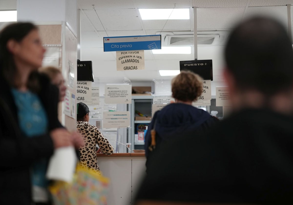 Usuarios en el centro de salud de Abrantes, en Carabanchel