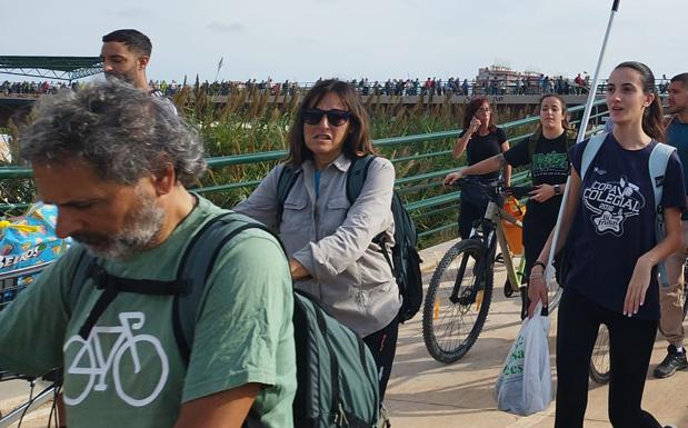 En bici, a pie, con mochilas, fregonas... la solidaridad se ha desbordado en Valencia.