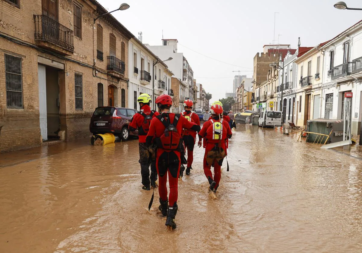 Bomberos interviniendo en el barrio de La Torre de Valencia