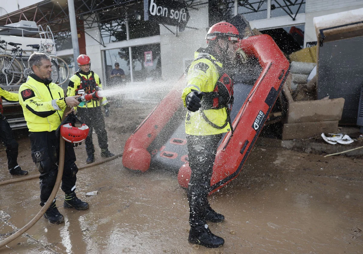 Bomberos de la Comunidad de Madrid, en la localidad valenciana de Alfafar